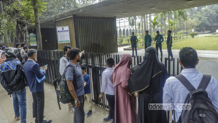 hadi-grave-people-gather-211225-010-1766329020