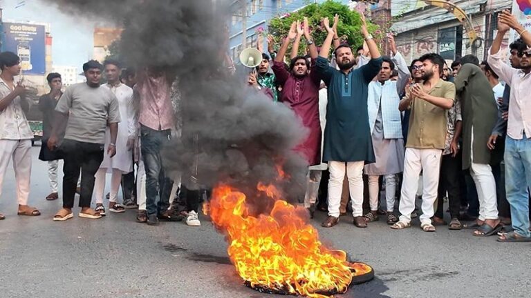 20260619-রাজশাহী-সিটি-কলেজ-ছাত্রদলের-কমিটি-নিয়ে-বিক্ষোভ,-দুইপক্ষের-হাতাহাতি