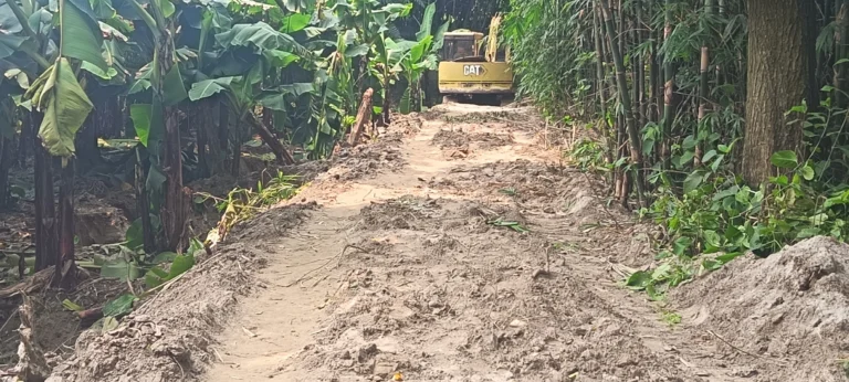 20260624-ধামরাইয়ে-রাস্তা-নির্মাণে-বাধা,-পাঁচ-গ্রামের-মানুষের-দুর্ভোগ