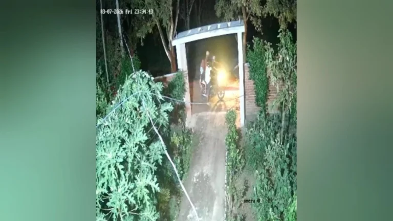 20260704-কুষ্টিয়ায়-বালুঘাটের-দখল-নিয়ে-বিএনপির-দুই-পক্ষের-সংঘর্ষ,-একজনকে-হাতুড়িপেটা
