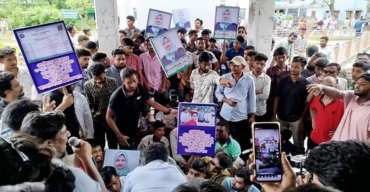 20260809-ফ্যামিলি-কার্ড-শুমারিতে-ছাত্রদল-নেতাকর্মীদের-নিয়োগের-দাবিতে-ইউএনও-কার্যালয়-ঘের