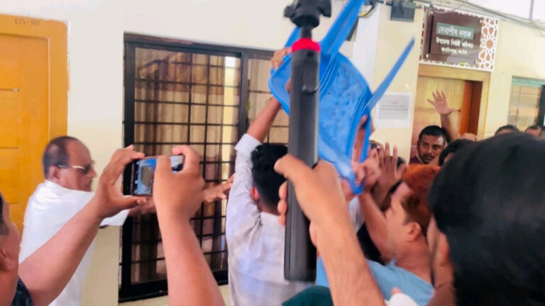 20260812-ফ্যামিলি-কার্ড-শুমারিতে-নিয়োগ-বিতর্ক,-ইউএনও-কার্যালয়ে-ভাঙচুর