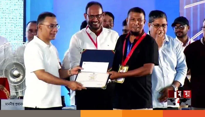 20260817-প্রধানমন্ত্রীর-হাত-থেকে-স্বর্ণপদক-নিলেন-আওয়ামী-লীগ-নেতা-আলাউদ্দিন