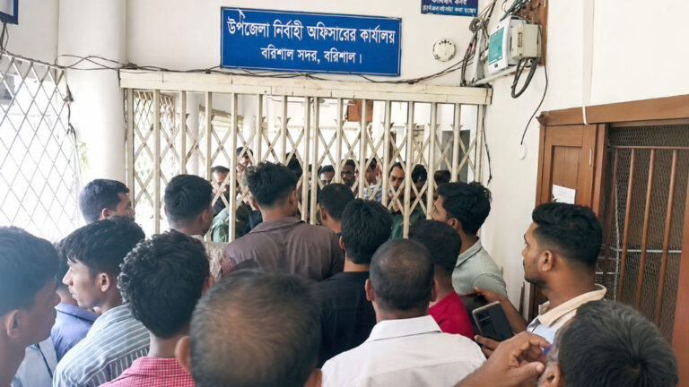 20260817-বরিশালে-ছাত্রদলের-বিক্ষোভ,-ইউএনওকে-অবরুদ্ধ