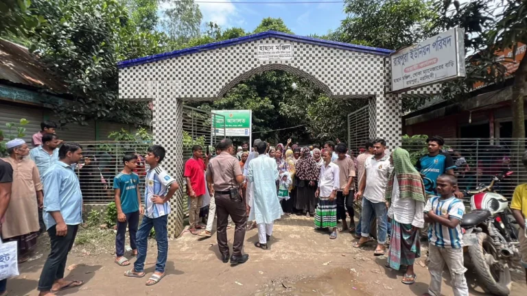 20260818-রায়পুরায়-বিএনপির-নেতাকর্মী-ও-চেয়ারম্যান-সমর্থকদের-সংঘর্ষে-আহত-৭