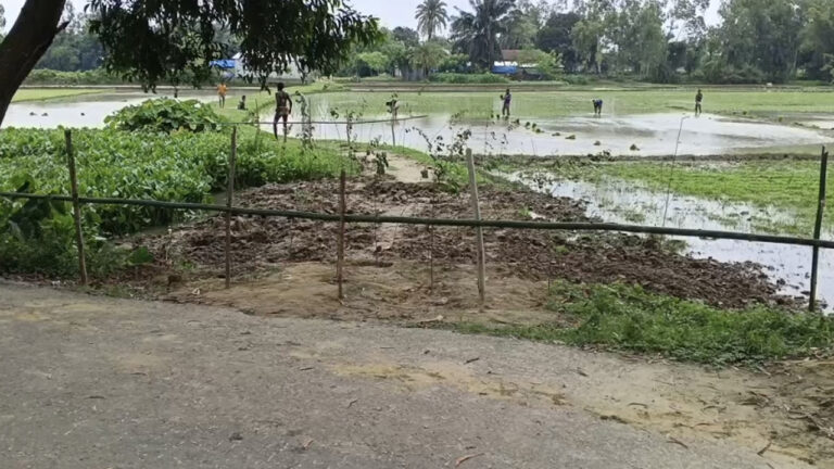 20260820-তাড়াশে-৩০-বছরের-রাস্তা-বন্ধ-করলেন-বিএনপি-নেতা