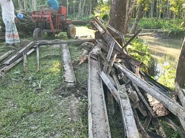 20260823-আয়রন-ব্রিজ-খুলে-নিলেন-স্বেচ্ছাসেবক-দল-নেতা,-দুর্ভোগে-৪-গ্রামের-মানুষ