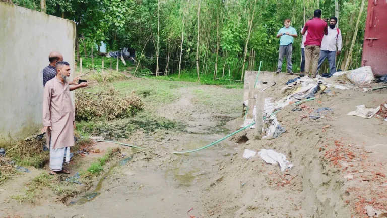 20260830-২০-বছরের-রাস্তা-কেটে-বিএনপি-নেতার-কাঁটাতারের-বেড়া